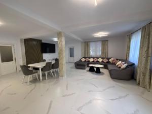 Χώρος καθιστικού στο Vila Mișu