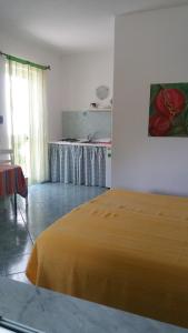ein Schlafzimmer mit einem Bett und einem Tisch in einem Zimmer in der Unterkunft Casa Ischia in Ischia