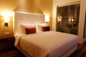 Kama o mga kama sa kuwarto sa Royal Asnof Hotel Pekanbaru