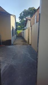 an empty alley with a building and a fence at Casa 3 quartos em Juruti in Juruti