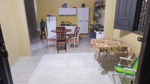 a kitchen and dining room with a table and chairs at Casa 3 quartos em Juruti in Juruti