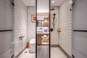 a small bathroom with a sink and a toilet at 武汉汉口金融中心万象城漫心酒店 in Wuhan