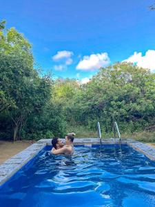 Majoituspaikassa Leopard Nest - Glamping in Yala tai sen lähellä sijaitseva uima-allas