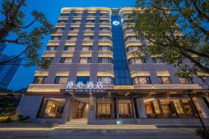 a view of the hotel at night at 武汉汉口金融中心万象城漫心酒店 in Wuhan