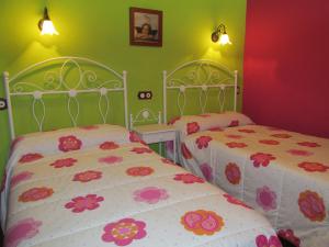 Łóżko lub łóżka w pokoju w obiekcie Apartamentos Trinidad