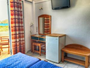 A television and/or entertainment centre at Hotel Helena