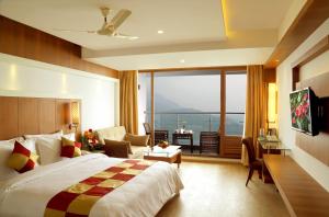 Postel nebo postele na pokoji v ubytování Amber Dale Luxury Hotel & Spa, Munnar