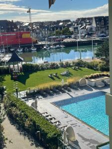 Bazén v ubytovaní Presqu île de la touques deauville N 3404 alebo v jeho blízkosti