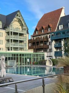 Bazén v ubytovaní Presqu île de la touques deauville N 3404 alebo v jeho blízkosti