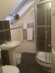 e bagno con lavandino, servizi igienici e doccia. di Skellig Port Accomodation - Sea View Rooms Ensuite a Portmagee