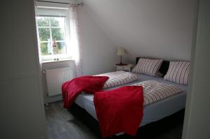A bed or beds in a room at Ferienwohnung Fräuleinshof
