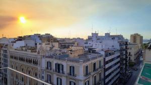 Una vista de una ciudad al atardecer desde un edificio. en La Terrazza sul Corso, en Bari