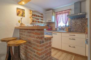 Kuchyň nebo kuchyňský kout v ubytování Wellness House Deer's Hill - Happy Rentals