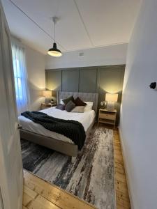 a bedroom with a bed in a room with at Bisham Cottage in Katoomba +10 photos
