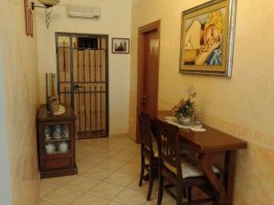 Un comedor con mesa y sillas de madera. en B&B al Corso, en Tarquinia