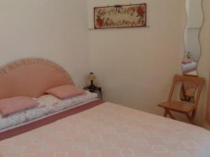 1 dormitorio con 1 cama con 2 almohadas rosas en B&B al Corso, en Tarquinia 8 fotos más