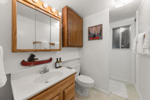 Imagen de la galería de Cozy Family Cabin by West Beach at Donner Lake, en Truckee