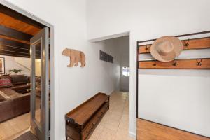 Imagen de la galería de Cozy Family Cabin by West Beach at Donner Lake, en Truckee