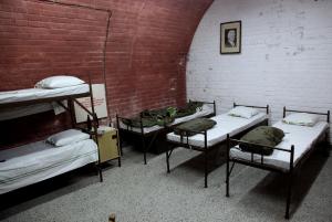 Postel nebo postele na pokoji v ubytování 10-Z Bunker