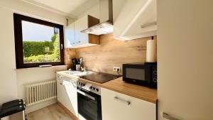 Kuchyň nebo kuchyňský kout v ubytování Haus Schanzenblick Fewo1 mit 2 Schlafzimmern, Wohnzimmer, Terrasse, Bad im Herzen des Schwarzwaldes