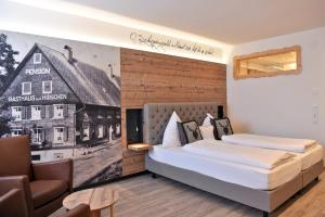 1 dormitorio con 1 cama, 1 sofá y 1 silla en Hotel Hirschen en Schluchsee