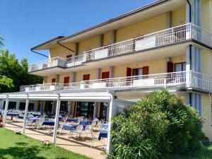 Photo de la galerie de l'établissement Hotel La Romantica, à Manerba del Garda