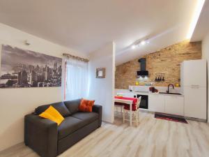 a living room with a couch and a kitchen at Sangi Home in San Gimignano