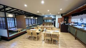 restauracja ze stołami i krzesłami oraz kuchnią w obiekcie 民宿食事処 たつのや w mieście Shirahama