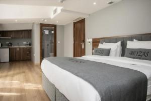 Ένα ή περισσότερα κρεβάτια σε δωμάτιο στο Beyzas Hotels & Suites