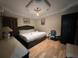 Complex hotel view客房内的一张或多张床位