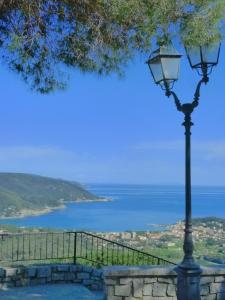 a street light with the ocean in the background at Casa Vacanza San Piero in San Piero in Campo