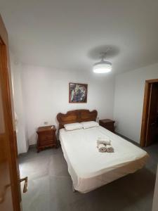 una camera da letto con un letto con due asciugamani sopra di Apto 3 habitaciones, vistas al mar Moncofar Grao a Moncófar