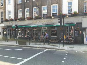 伦敦圣乔治酒店的路边一家摆放着桌子的餐馆