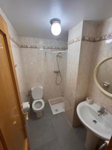 un bagno con wc, lavandino e doccia di Apto 3 habitaciones, vistas al mar Moncofar Grao a Moncófar Altre 6 foto