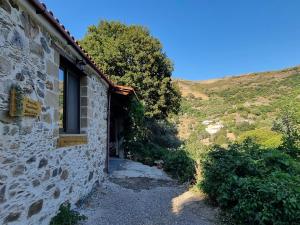 un edificio de piedra con una ventana lateral en Mesavlia Traditional Stone House, en Mesávlia