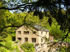 ein Steinhaus mitten im Wald in der Unterkunft La Babillarde in Auby-sur-Semois