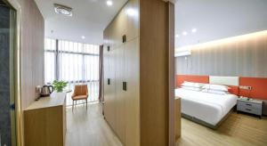 Postel nebo postele na pokoji v ubytování Yiwu Bairui Grand Hotel