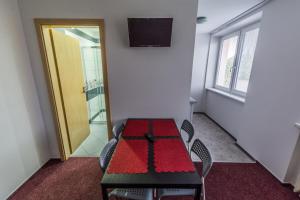 Televízia a/alebo spoločenská miestnosť v ubytovaní Apartmány Vilma