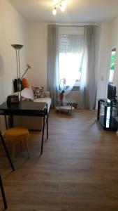a living room with a bed and a table and a window at Eulennest-lu in Ludwigshafen am Rhein