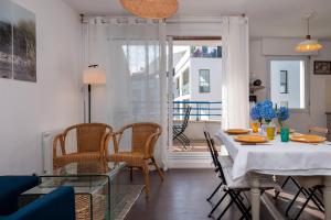a dining room with a table and chairs at Le Petit Galion - Proche du port in La Trinité-sur-Mer