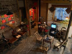 TV a/nebo společenská místnost v ubytování Fenghuang Persimmon Courtyard B&B