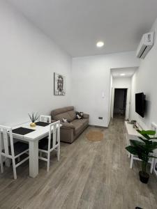 a living room with a table and a couch at Apartamento Martina 1 in Mérida