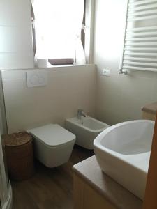 ポッツァ・ディ・ファッサにあるCiasa Sot Crozeの白いバスルーム(洗面台、トイレ付)