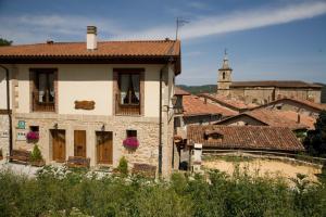 un edificio con flores en los balcones de una ciudad en Casa Rural Gaztelubidea, en Bernedo