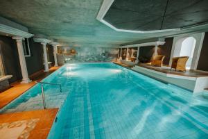 Bazén v ubytování Hotel Eden Wellness nebo v jeho okolí