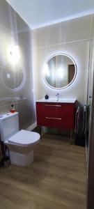 une salle de bains avec toilettes, lavabo et miroir dans l'établissement Appartement Deauville Plage Front de mer, à Deauville