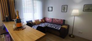 - un salon avec un canapé et une bouteille sur une table dans l'établissement Appartement Deauville Plage Front de mer, à Deauville