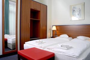 En eller flere senger på et rom på Hotel & Apartments Fürstenhof am Bauhaus
