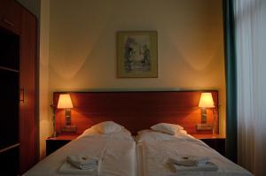 En eller flere senger på et rom på Hotel & Apartments Fürstenhof am Bauhaus