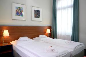 En eller flere senger på et rom på Hotel & Apartments Fürstenhof am Bauhaus
